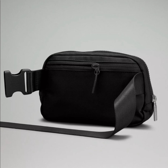 NEW Lululemon Everywhere Belt Bag Black - Picture 5 of 17